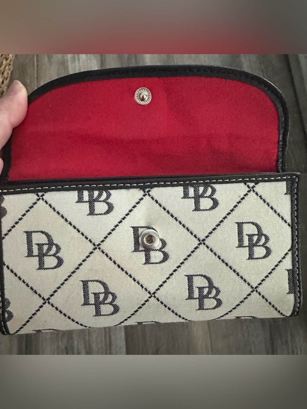 Dooney & Bourke Cream and Black Signature Canvas Wallet - Picture 4 of 7